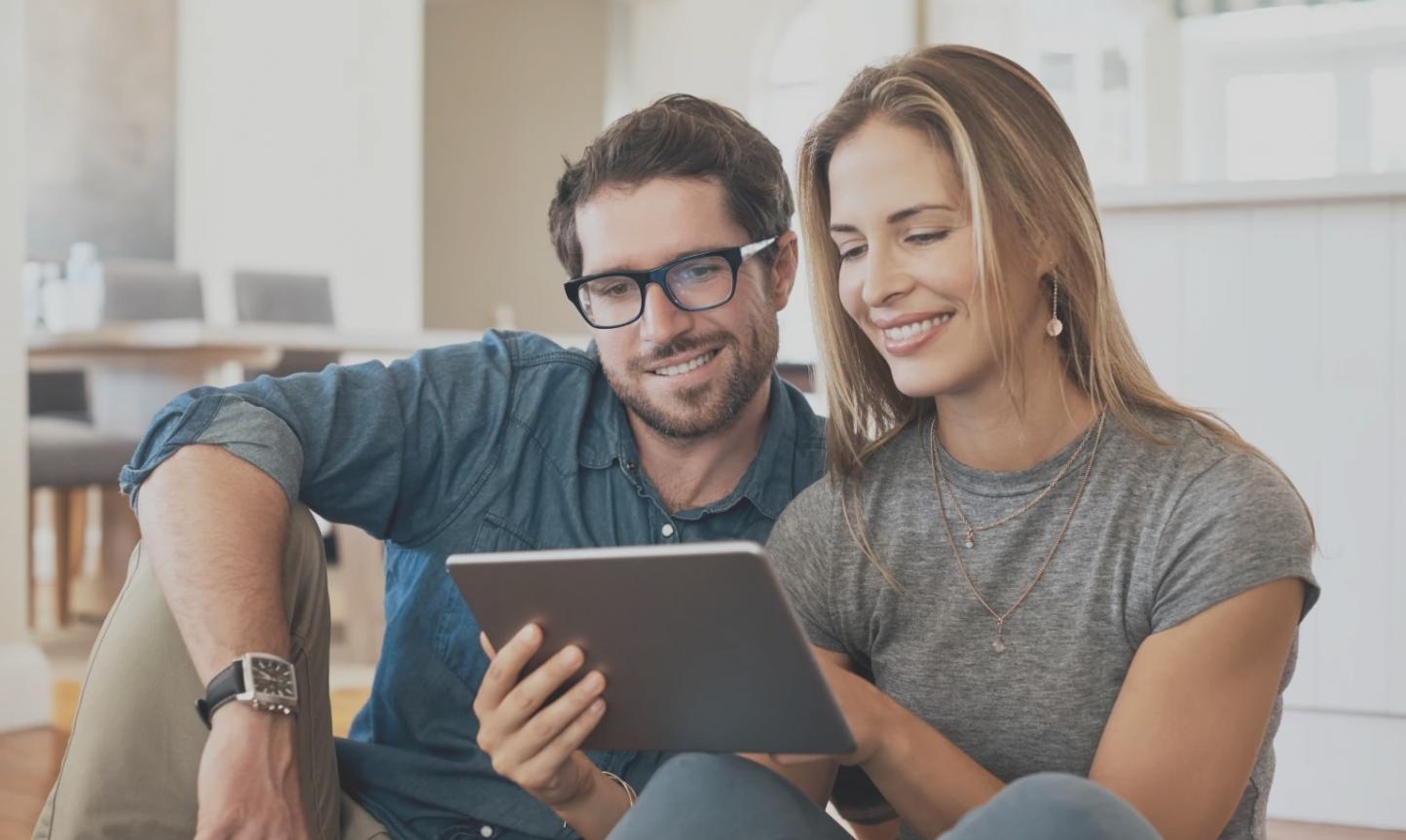 Espace de travail moderne avec outils d'analyse financière